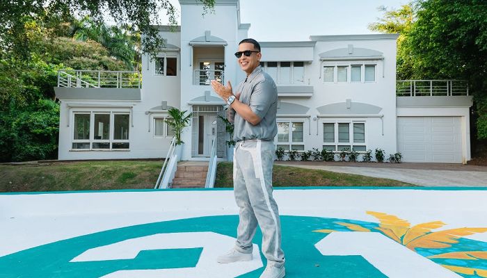 The husband of Mireddys González, Daddy Yankee, opened his mansion's door to the fans.